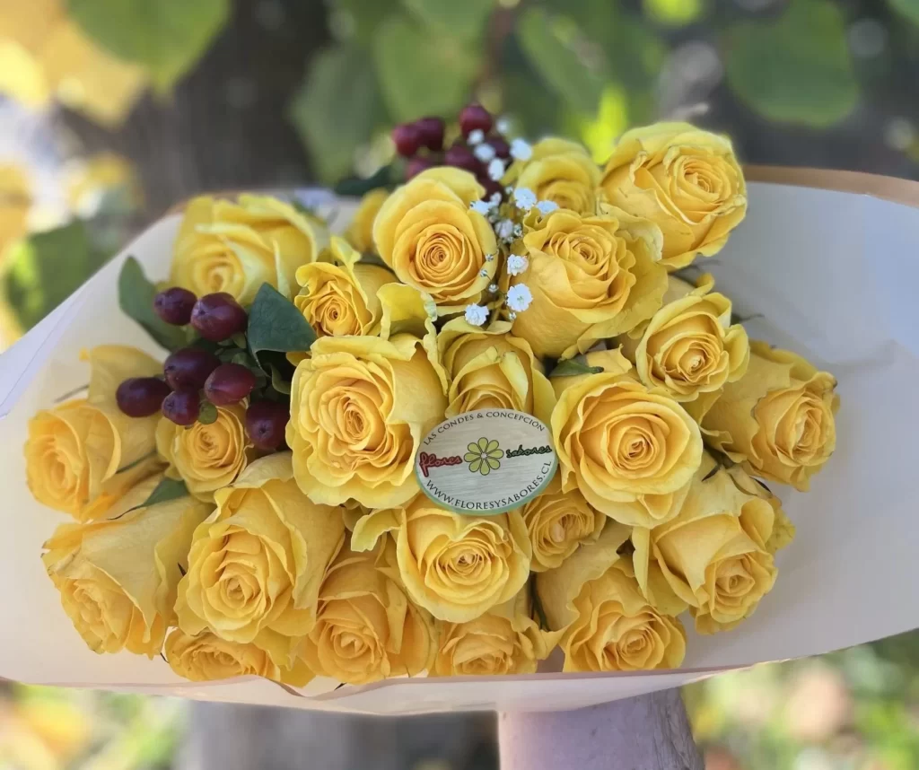Luxury floral arrangement of 24 premium yellow roses by Flores & Sabores, minimalist signature bouquet for Santa Monica