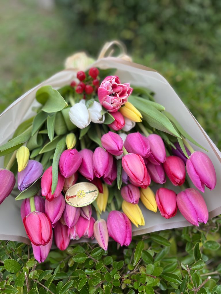 Modern luxury floral arrangement for Downtown Los Angeles delivery.