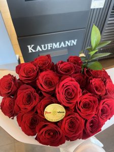 Luxury rose bouquet for West Hollywood flower delivery by Flores & Sabores.